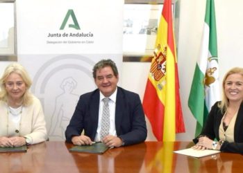Guijarro, entre la delegada del Gobierno andaluz y la delegada territorial de Salud / FOTO: Junta