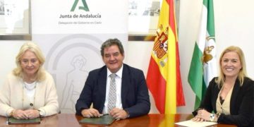 Guijarro, entre la delegada del Gobierno andaluz y la delegada territorial de Salud / FOTO: Junta