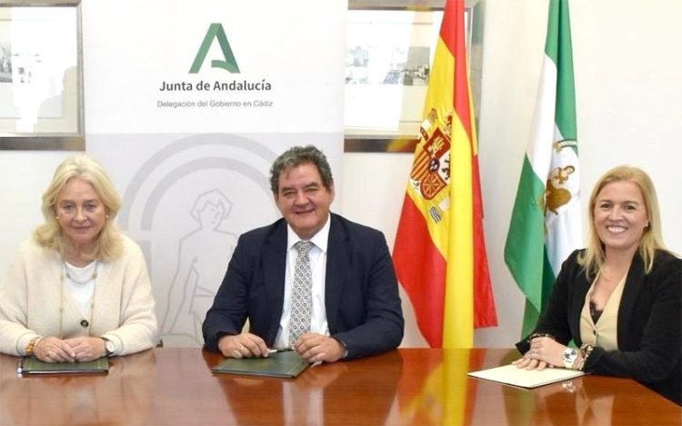 Guijarro, entre la delegada del Gobierno andaluz y la delegada territorial de Salud / FOTO: Junta