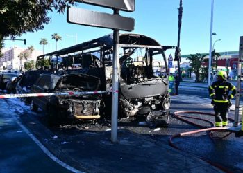 Autobús y coches calcinados tras el fuego / FOTO: Eulogio García
