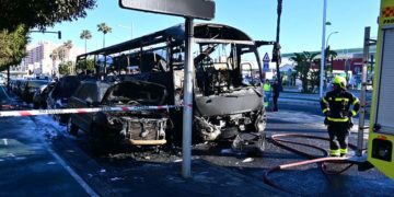 Autobús y coches calcinados tras el fuego / FOTO: Eulogio García