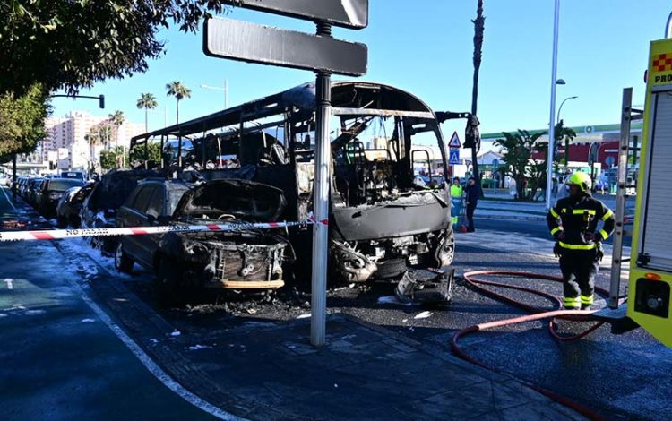 Autobús y coches calcinados tras el fuego / FOTO: Eulogio García