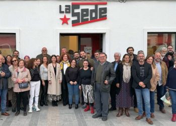 Posado con la ministra a las puertas de la sede / FOTO: IU