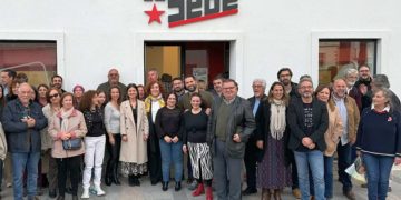 Posado con la ministra a las puertas de la sede / FOTO: IU