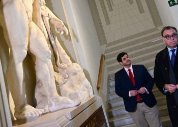 Vázquez, al fondo, en un pasado acto en el Museo de Cádiz / FOTO: Eulogio García