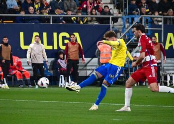 El momento del cañonazo de Robert Navarro / FOTO: Eulogio García