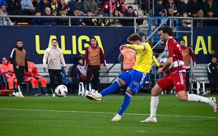 El momento del cañonazo de Robert Navarro / FOTO: Eulogio García