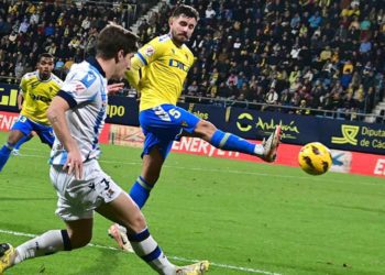 Además de la pequeña publi en las camisetas también hay vallas de la Diputación en el estadio / FOTO: Eulogio García