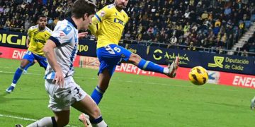 Además de la pequeña publi en las camisetas también hay vallas de la Diputación en el estadio / FOTO: Eulogio García