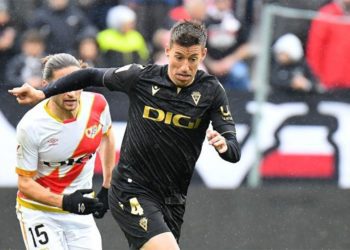 Los amarillos jugaron de negro en Vallecas / FOTO: Cádiz CF