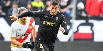Los amarillos jugaron de negro en Vallecas / FOTO: Cádiz CF