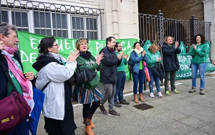 Integrantes de Marea Verde en la futura Glorieta de la Educación Pública / FOTO: Eulogio García