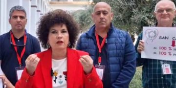 La parlamentaria Mora con los trabajadores afectados / FOTO: Adelante