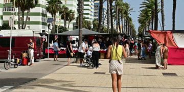 El mercadillo en una jornada de levante / FOTO: Eulogio García