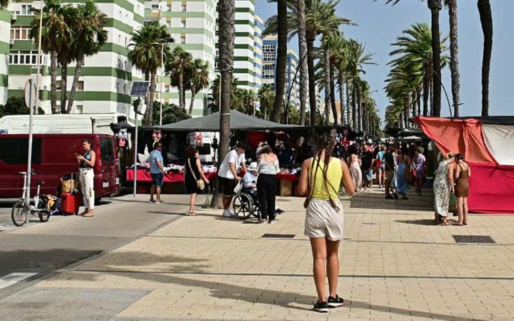 El mercadillo en una jornada de levante / FOTO: Eulogio García