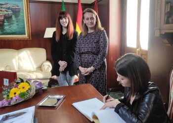 Firmando en el libro de honor del Consistorio puertorrealeño / FOTO: Ayto.