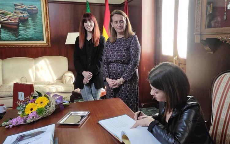 Firmando en el libro de honor del Consistorio puertorrealeño / FOTO: Ayto.