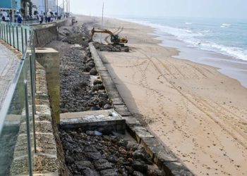 Trabajos de urgencia en el aliviadero de Santa María del Mar / FOTO: Eulogio García