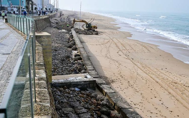 Trabajos de urgencia en el aliviadero de Santa María del Mar / FOTO: Eulogio García