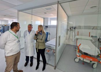 Supervisando las consultas de Oncología / FOTO: Junta