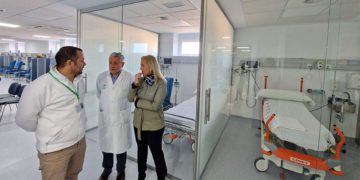 Supervisando las consultas de Oncología / FOTO: Junta