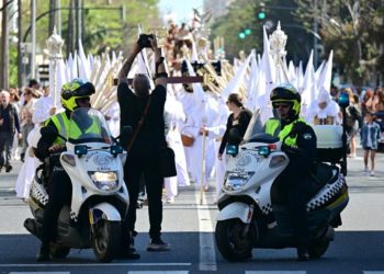 La avenida tomada por una de las procesiones / FOTO: Eulogio García