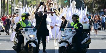 La avenida tomada por una de las procesiones / FOTO: Eulogio García