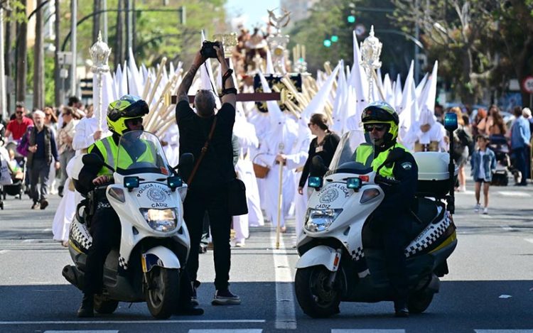 La avenida tomada por una de las procesiones / FOTO: Eulogio García