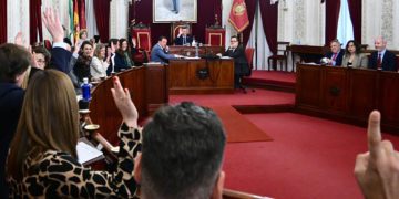 Los concejales del PP votando diferente a la oposición en el pleno / FOTO: Eulogio García