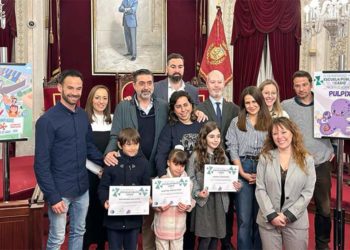 Presentando el cartel y la mascota días atrás / FOTO: Ayto.