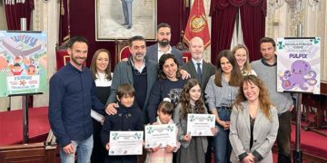 Presentando el cartel y la mascota días atrás / FOTO: Ayto.
