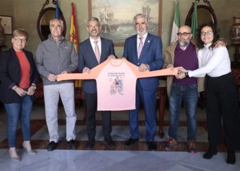 Con la camiseta que se regalará a los inscritos / FOTO: Ayto.