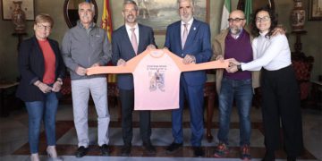 Con la camiseta que se regalará a los inscritos / FOTO: Ayto.