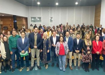 Posado con las entidades beneficiarias de las ayudas / FOTO: Junta