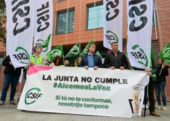 Delegados sindicales concentrados ante la delegación del Gobierno andaluz en Cádiz / FOTO: Eulogio García