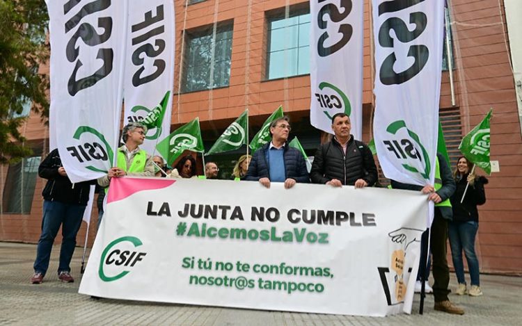 Delegados sindicales concentrados ante la delegación del Gobierno andaluz en Cádiz / FOTO: Eulogio García