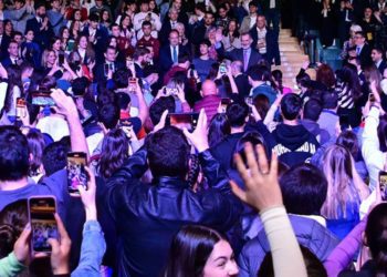 Felipe VI saludando a los asistentes / FOTO: Eulogio García