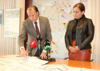 Ofreciendo detalles del proyecto sobre plano / FOTO: Ayto.