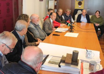 Plataforma y alcalde compareciendo ante la prensa / FOTO: Ayto.