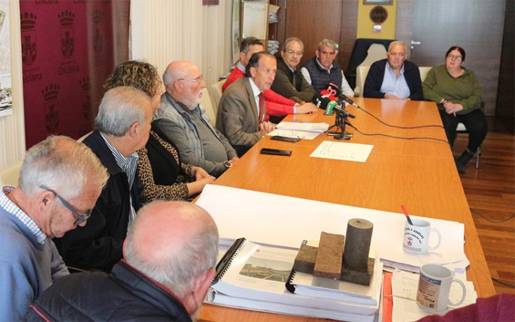 Plataforma y alcalde compareciendo ante la prensa / FOTO: Ayto.