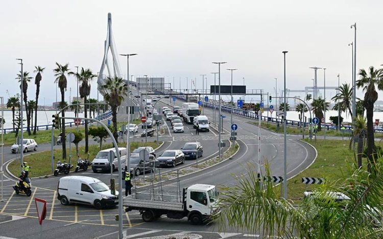 Un momento de la mañana en la rotonda del segundo puente / FOTO: Eulogio García