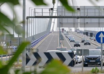 A la izquierda los carriles de servicio del nuevo puente / FOTO: Eulogio García
