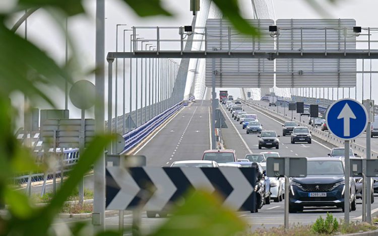 A la izquierda los carriles de servicio del nuevo puente / FOTO: Eulogio García