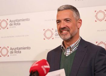 Ruiz Arana esbozando las cuentas / FOTO: Ayto.