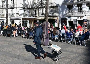 Al sol de invierno en una terraza de Cádiz / FOTO: Eulogio García