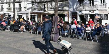 Al sol de invierno en una terraza de Cádiz / FOTO: Eulogio García