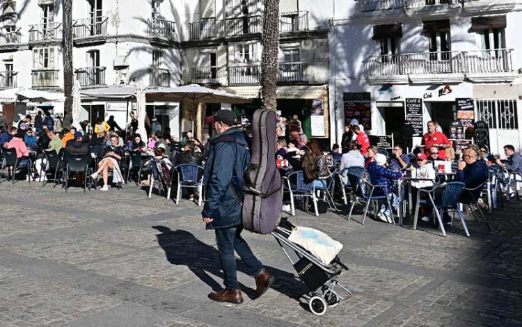 Al sol de invierno en una terraza de Cádiz / FOTO: Eulogio García