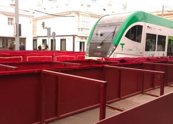 Atravesando la carrera oficial de La Isla / FOTO: DBC