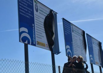 Bajo las vallas informativas de las tres obras a acometerse / FOTO: Diputación