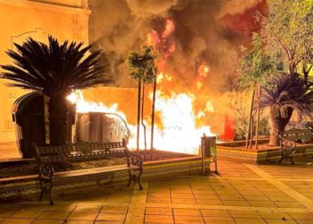 Contenedores ardiendo en la plaza Isaac Peral / FOTO: Ayto.